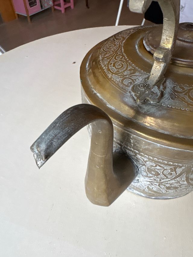 Tetera antigua de latón grabada