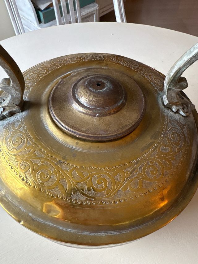 Tetera antigua de latón grabada