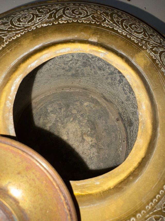 Tetera antigua de latón grabada