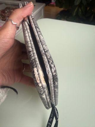 Cartera con estampado de serpiente