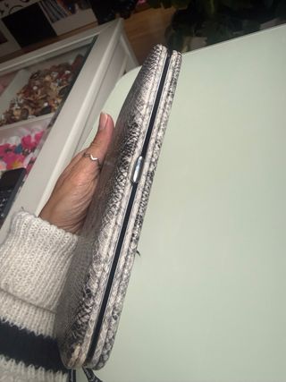 Cartera con estampado de serpiente