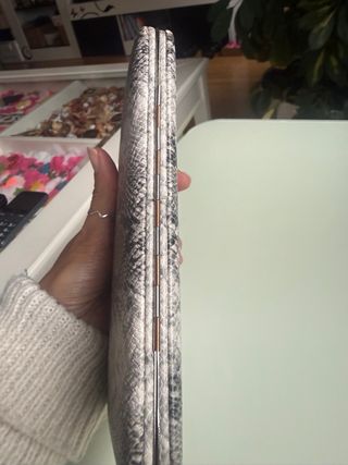 Cartera con estampado de serpiente