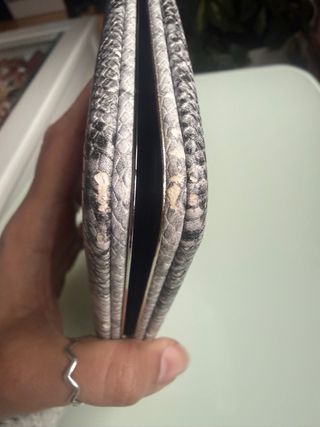 Cartera con estampado de serpiente