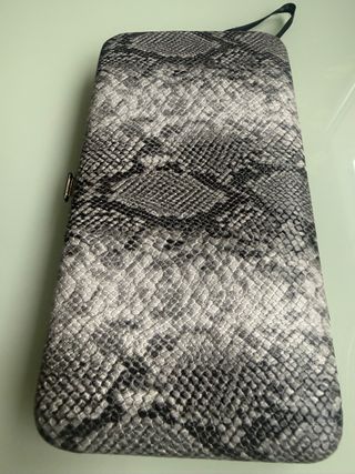 Cartera con estampado de serpiente