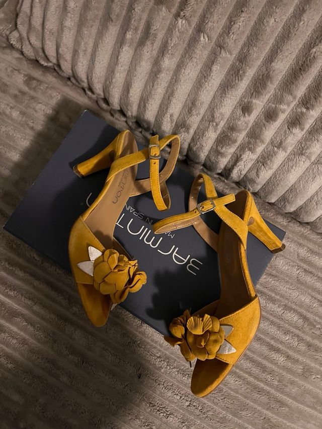 Sandalias Amarillas con Flores