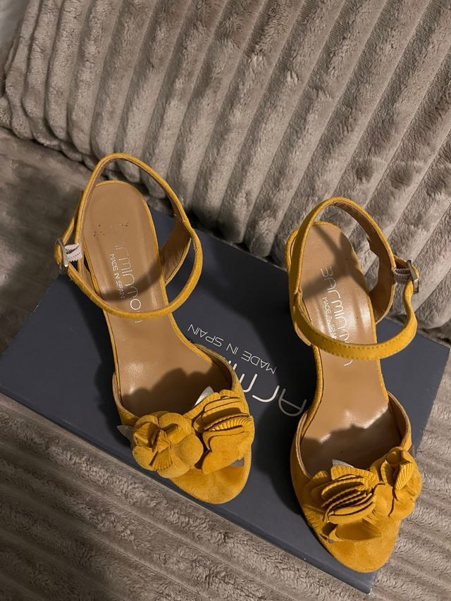 Sandalias Amarillas con Flores