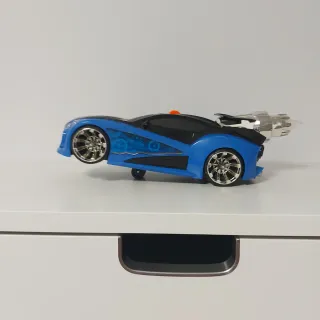 Coche de juguete con luces y movimiento