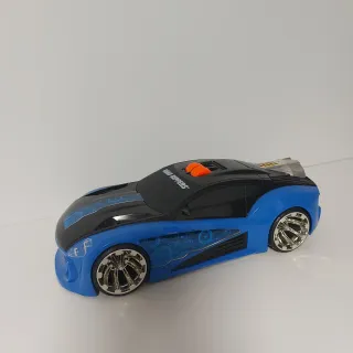 Coche de juguete con luces y movimiento