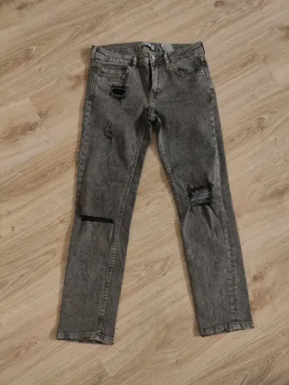 Pantalón pitillo vaquero gris claro desgastado