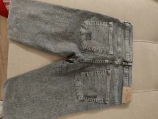 Pantalón pitillo vaquero gris claro desgastado