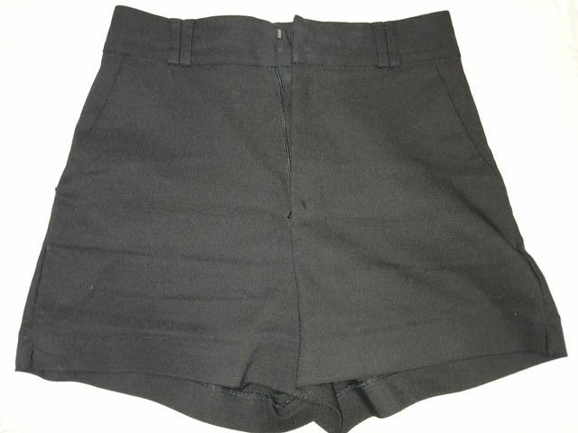 Pantalón corto Stradivarius negro