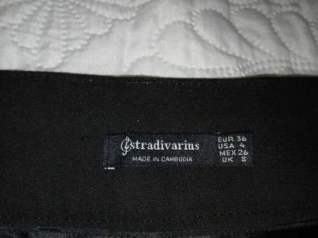 Pantalón corto Stradivarius negro
