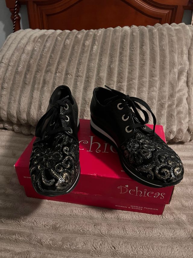 Zapatillas D'chicas negras con detalles dorados