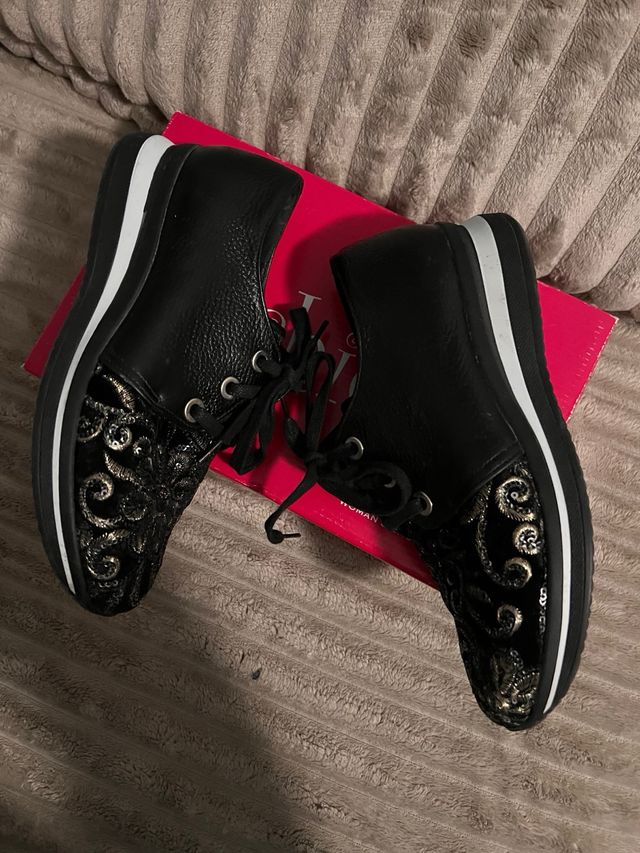 Zapatillas D'chicas negras con detalles dorados