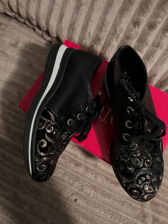 Zapatillas D'chicas negras con detalles dorados