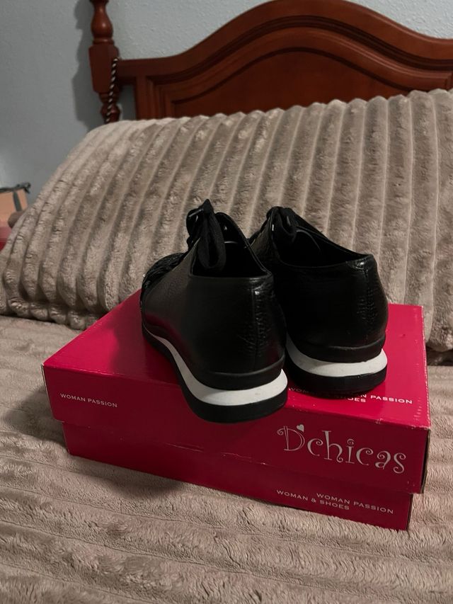 Zapatillas D'chicas negras con detalles dorados