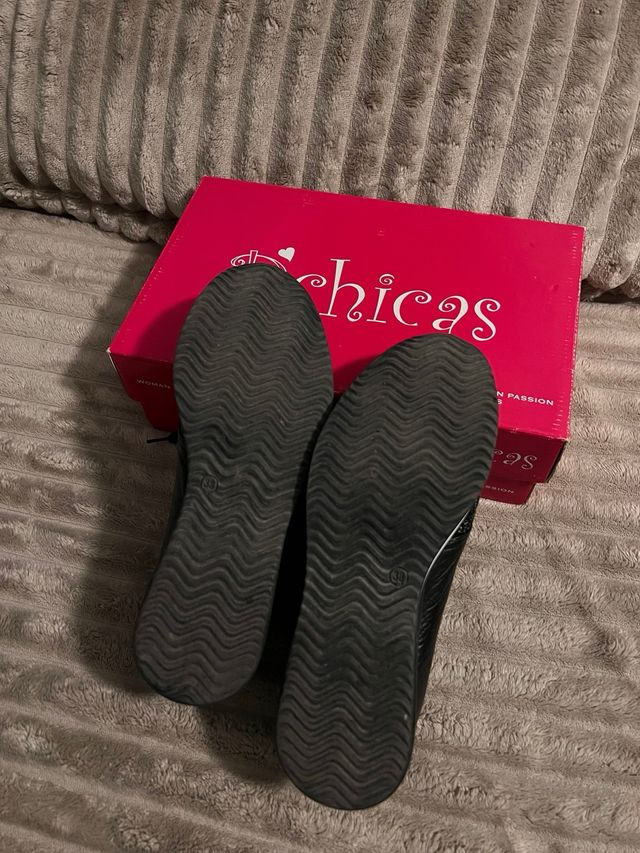 Zapatillas D'chicas negras con detalles dorados