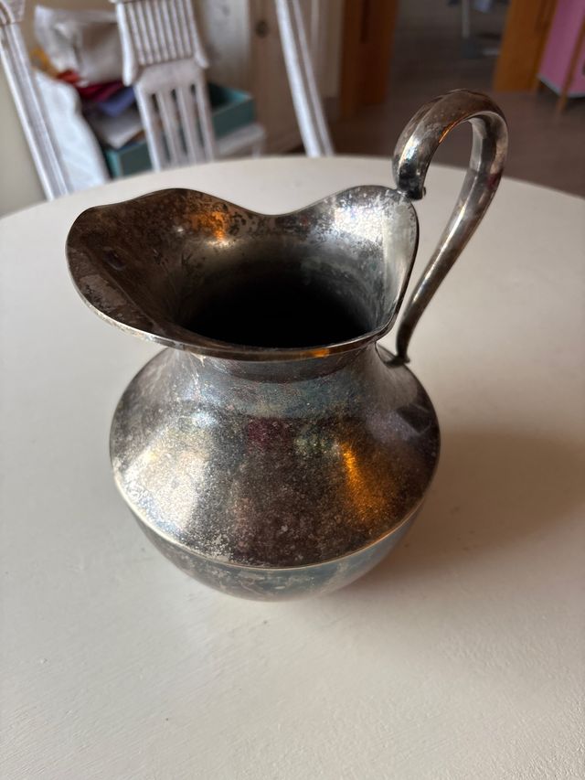 Jarra de metal plateada
