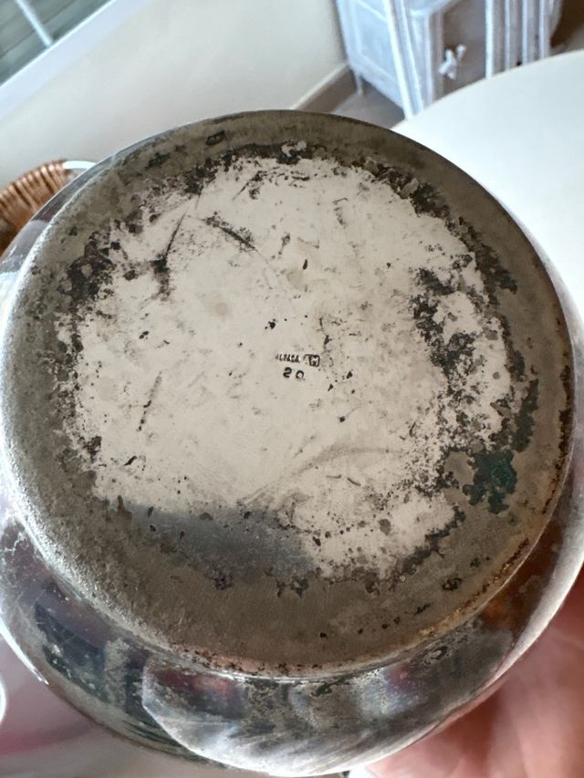 Jarra de metal plateada