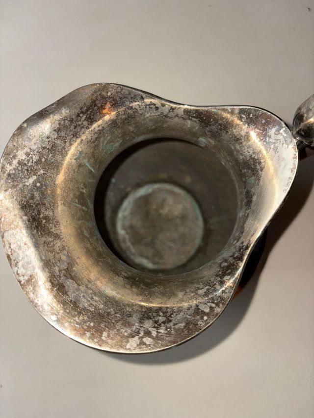 Jarra de metal plateada