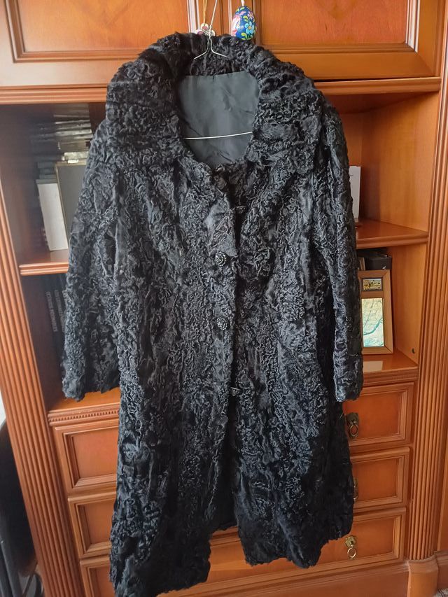 Abrigo de Astracán Negro Entre talla M o L