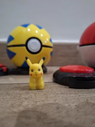 Figuras Pokémon Pikachu y Pokébolas