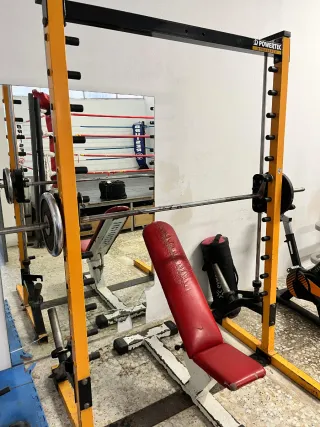 Maquinas de gimnasio.
