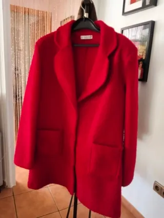 Abrigo rojo de marca Valentina