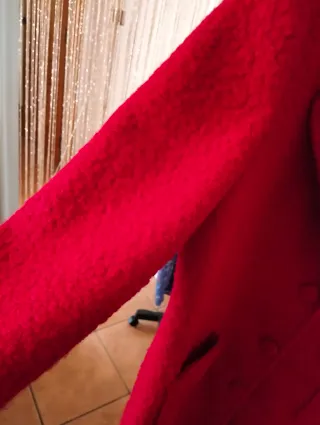 Abrigo rojo de marca Valentina