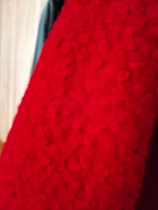 Abrigo rojo de marca Valentina