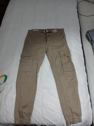 Pantalón cargo beige