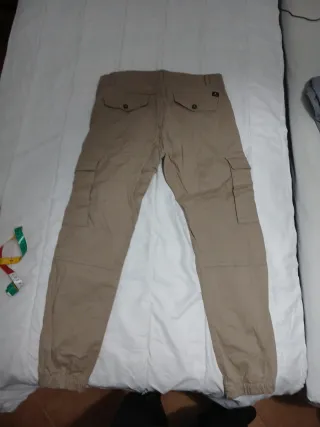 Pantalón cargo beige