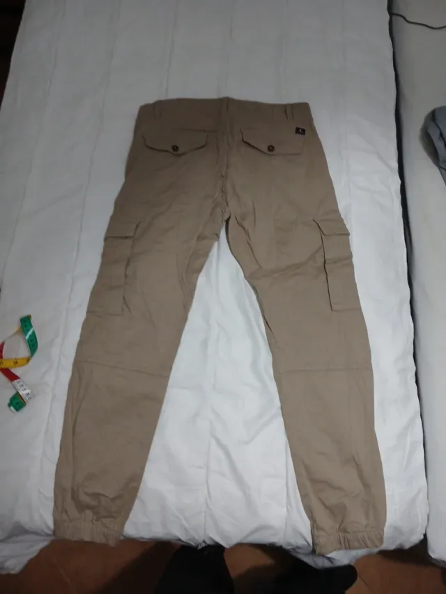 Pantalón cargo beige