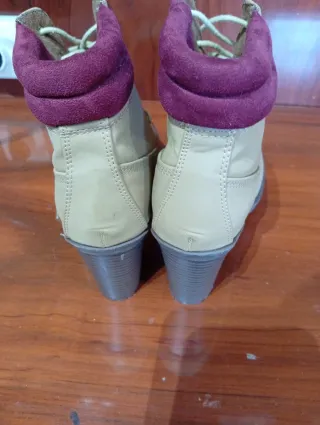 Botines de tacón beige y morado