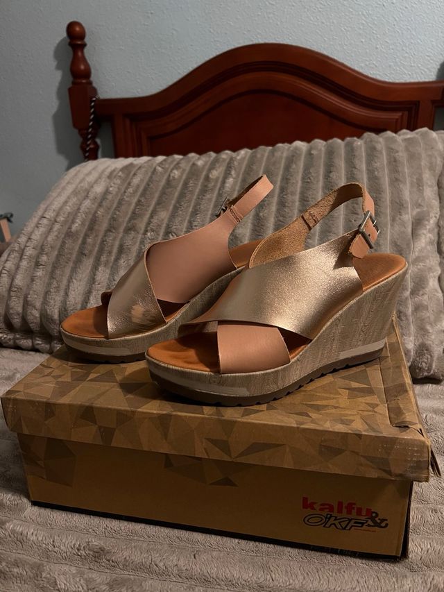 Cuñas Kalfu doradas y rosas