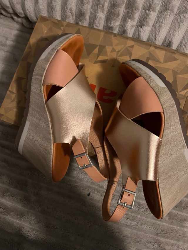 Cuñas Kalfu doradas y rosas