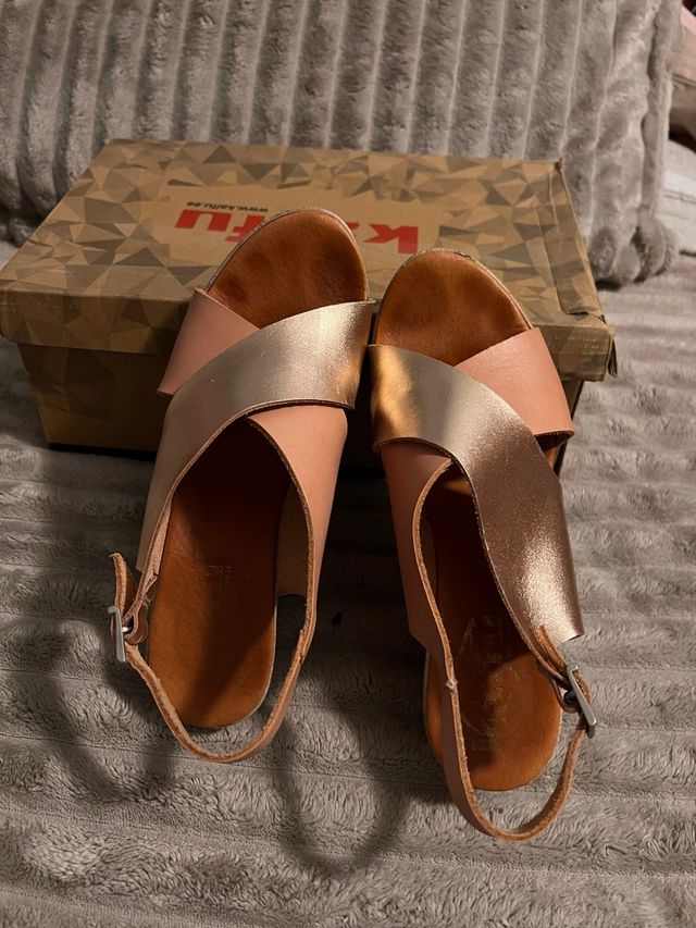 Cuñas Kalfu doradas y rosas