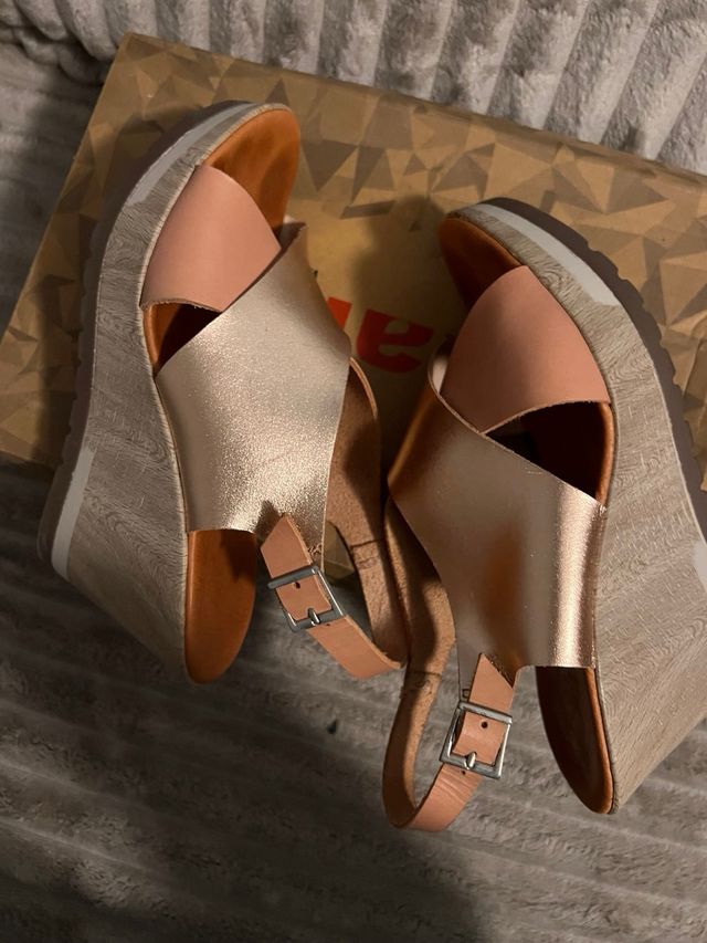 Cuñas Kalfu doradas y rosas