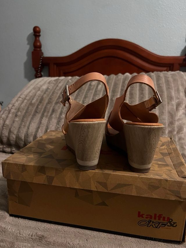 Cuñas Kalfu doradas y rosas