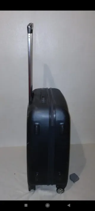 Maleta de viaje negra con ruedas