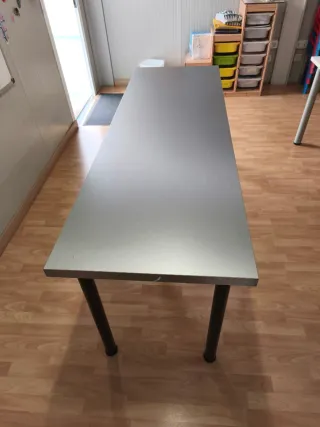 Mesa de oficina gris y negra