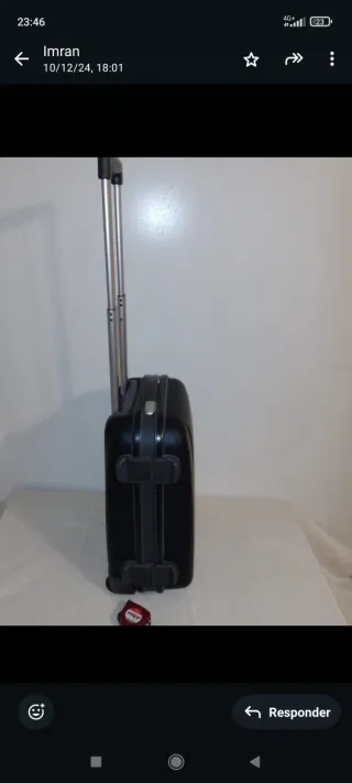 Maleta de viaje negra con ruedas