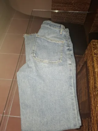 Pantalón vaquero Zara, con elastan,rectos.
