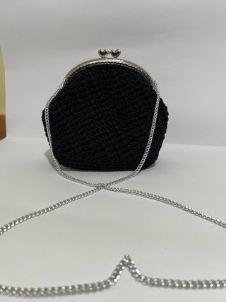 Pochette nera con catena argento