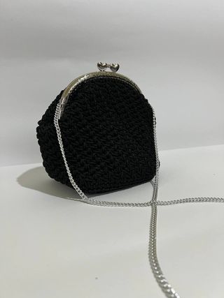 Pochette nera con catena argento