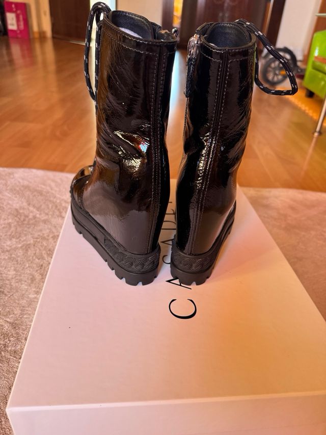 Botines Casadei charol negro y plata