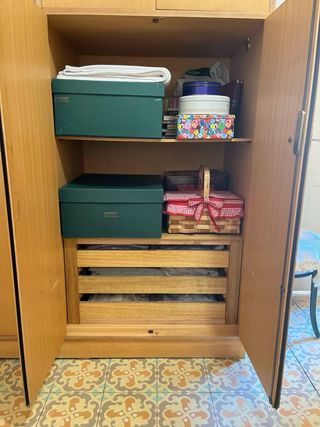 Armario grande de madera marrón