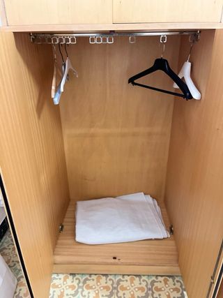 Armario grande de madera marrón