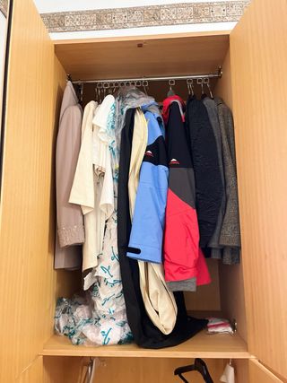 Armario grande de madera marrón