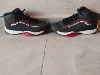 Tenis Fila Baloncesto Negro y Rojo